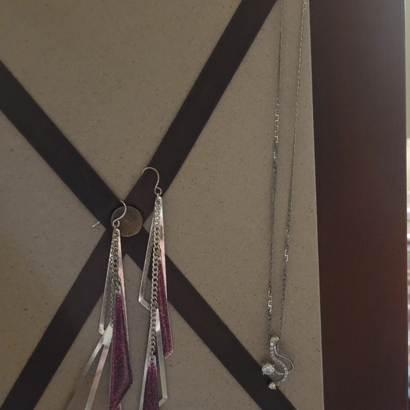 4 earings, one necklace (NOT SILVER) - Picture 2 of 4